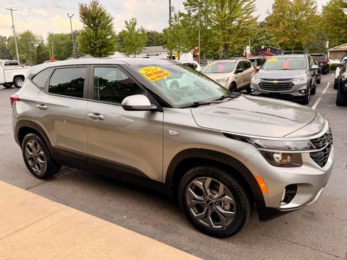 Used 2024 Kia Seltos LX AWD/4WD image 2