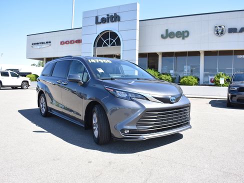 Used 2025 Toyota Sienna XLE FWD image 1