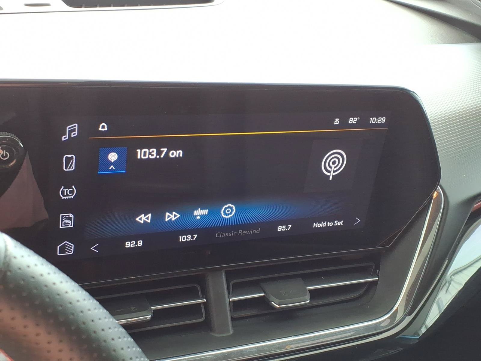 Used 2025 Chevrolet Trax RS w/ Sunroof Package FWD image 9