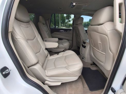 Used 2016 Cadillac Escalade Luxury RWD image 30