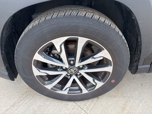 Used 2025 Toyota Corolla Cross XLE image 12