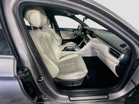 Used 2025 Genesis G70 2.5T RWD image 32