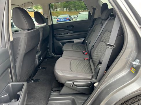 Used 2024 Nissan Pathfinder S image 24