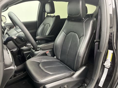 Used 2025 Chrysler Pacifica Select FWD image 8