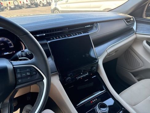 Used 2023 Jeep Grand Cherokee Limited image 10