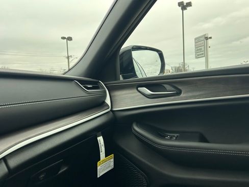 New 2025 Jeep Grand Cherokee Limited w/ Black Appearance Package image 24