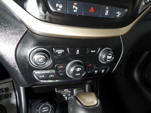 Used 2014 Jeep Cherokee Limited w/ Technology Group AWD/4WD image 17