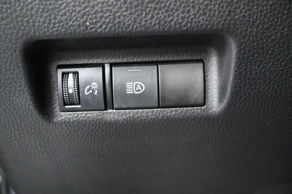 Used 2021 Toyota RAV4 LE AWD/4WD image 17