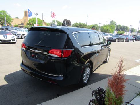 Used 2022 Chrysler Voyager LX image 4