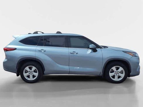 Used 2022 Toyota Highlander LE AWD/4WD image 6