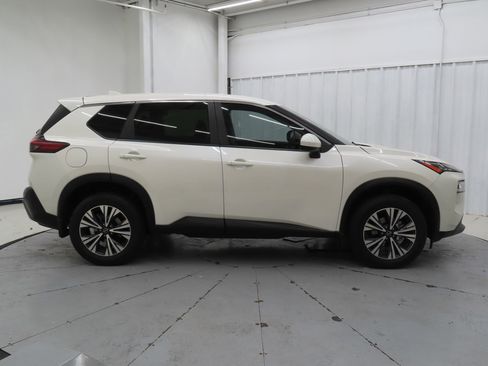 Used 2023 Nissan Rogue SV image 2