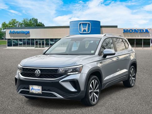 Used 2022 Volkswagen Taos SE image 2