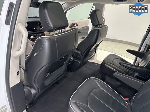 Used 2024 Chrysler Pacifica Limited image 23