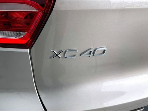 Used 2023 Volvo XC40 B4 Plus image 39