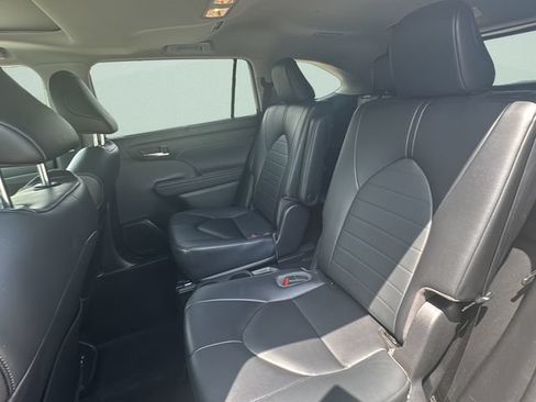 Used 2023 Toyota Highlander XLE FWD image 14