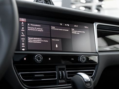 Certified 2026 Porsche Macan AWD/4WD image 23