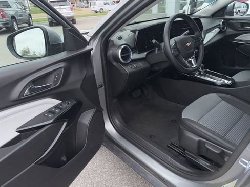 Used 2025 Chevrolet Trax LT w/ LT Convenience Package image 24