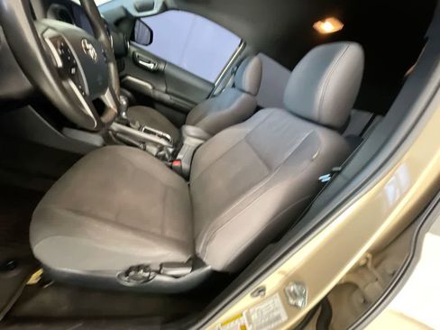 Used 2017 Toyota Tacoma TRD Sport w/ Tow Package (A/T) image 11