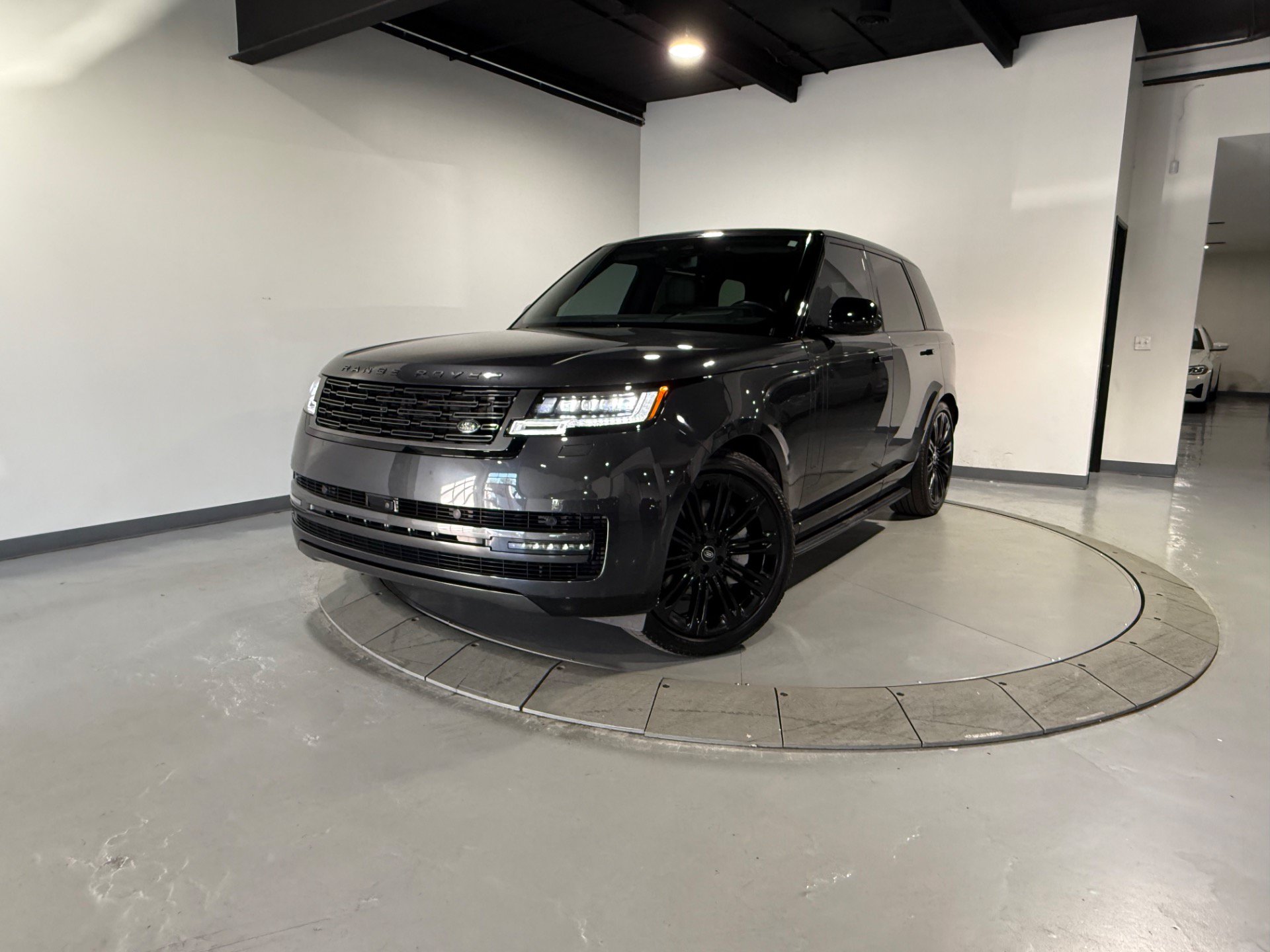 Used 2024 Land Rover Range Rover SE AWD/4WD image 5