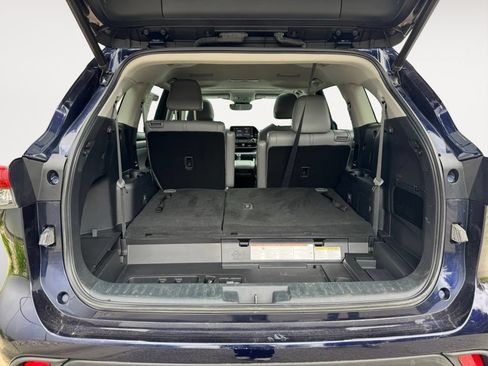 Used 2021 Toyota Highlander XLE AWD/4WD image 34