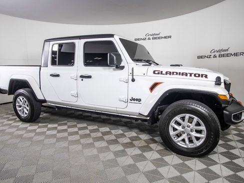 Used 2023 Jeep Gladiator Sport AWD/4WD image 2