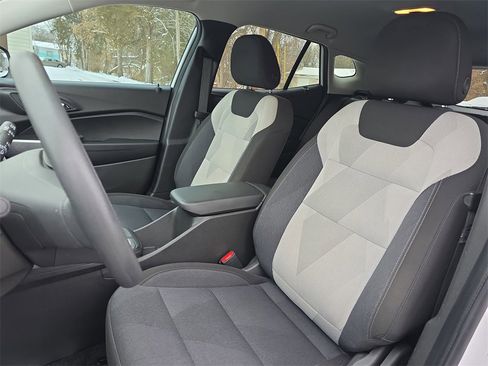 Used 2024 Chevrolet Trax LS w/ LS Convenience Package image 15