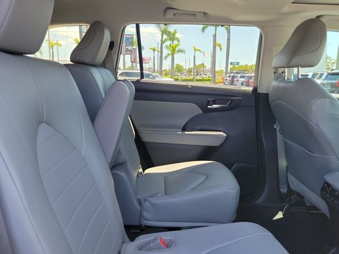 Used 2023 Toyota Highlander XLE FWD image 15