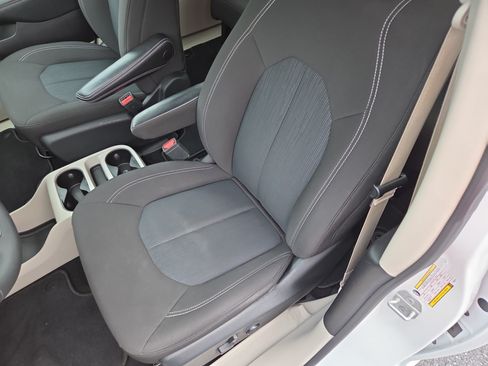 Certified 2022 Chrysler Voyager LX FWD image 14