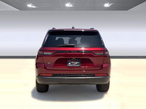 Used 2024 Jeep Grand Cherokee Limited w/ Black Appearance Package AWD/4WD image 10