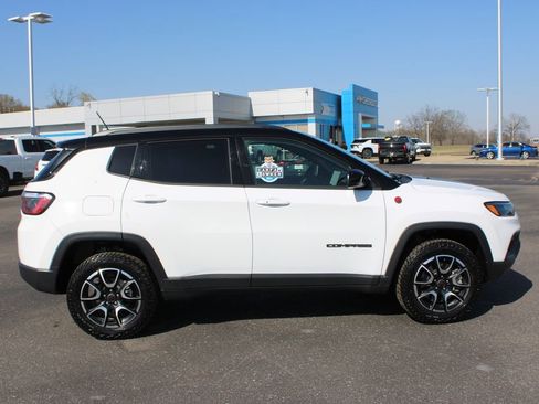Used 2025 Jeep Compass Trailhawk w/ Trailer Tow Group AWD/4WD image 11