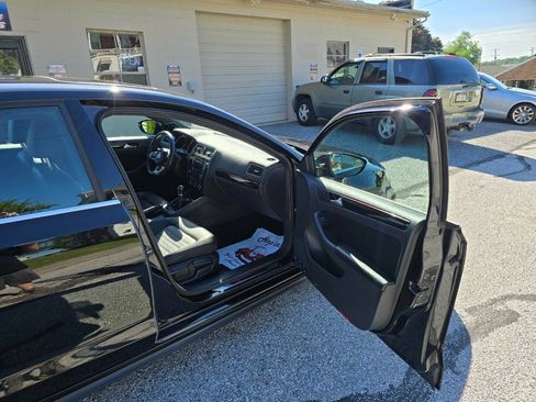 Used 2017 Volkswagen Jetta GLI FWD image 10