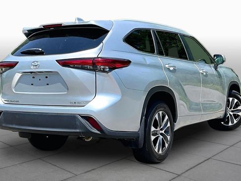 Used 2023 Toyota Highlander XLE AWD/4WD image 13