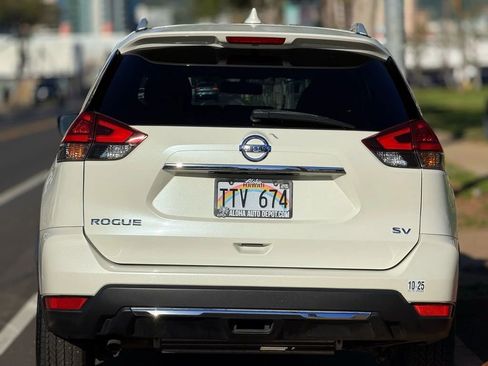 Used 2018 Nissan Rogue SV image 4