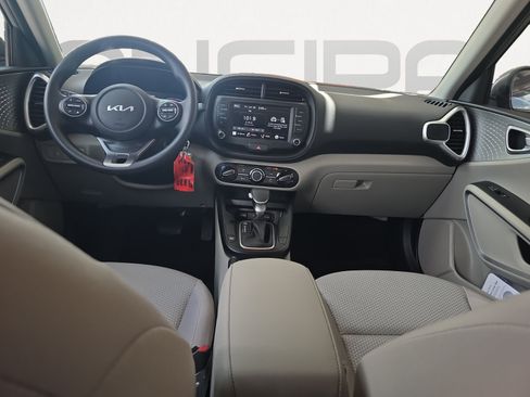 Certified 2025 Kia Soul LX w/ LX Technology Package FWD image 2