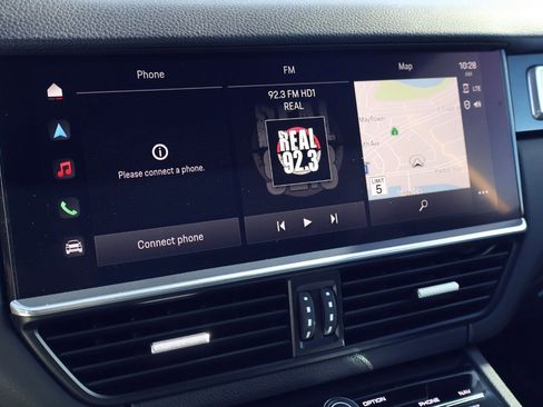 Certified 2023 Porsche Cayenne Platinum Edition image 17