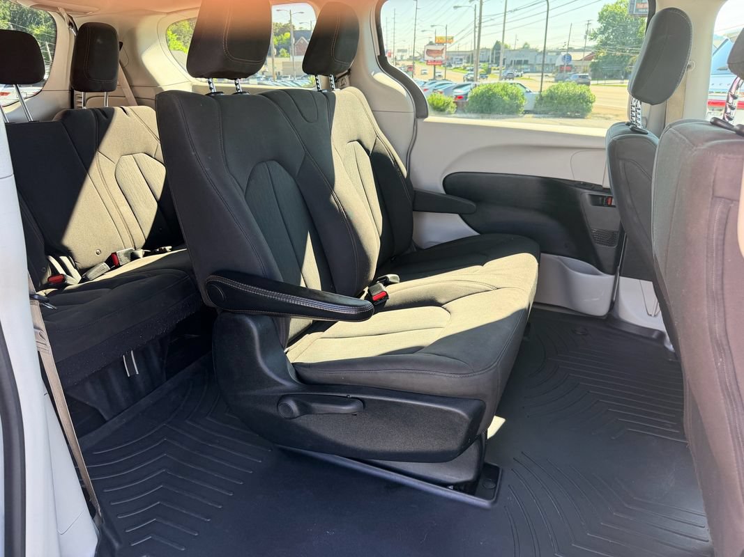 Used 2018 Chrysler Pacifica L FWD image 15