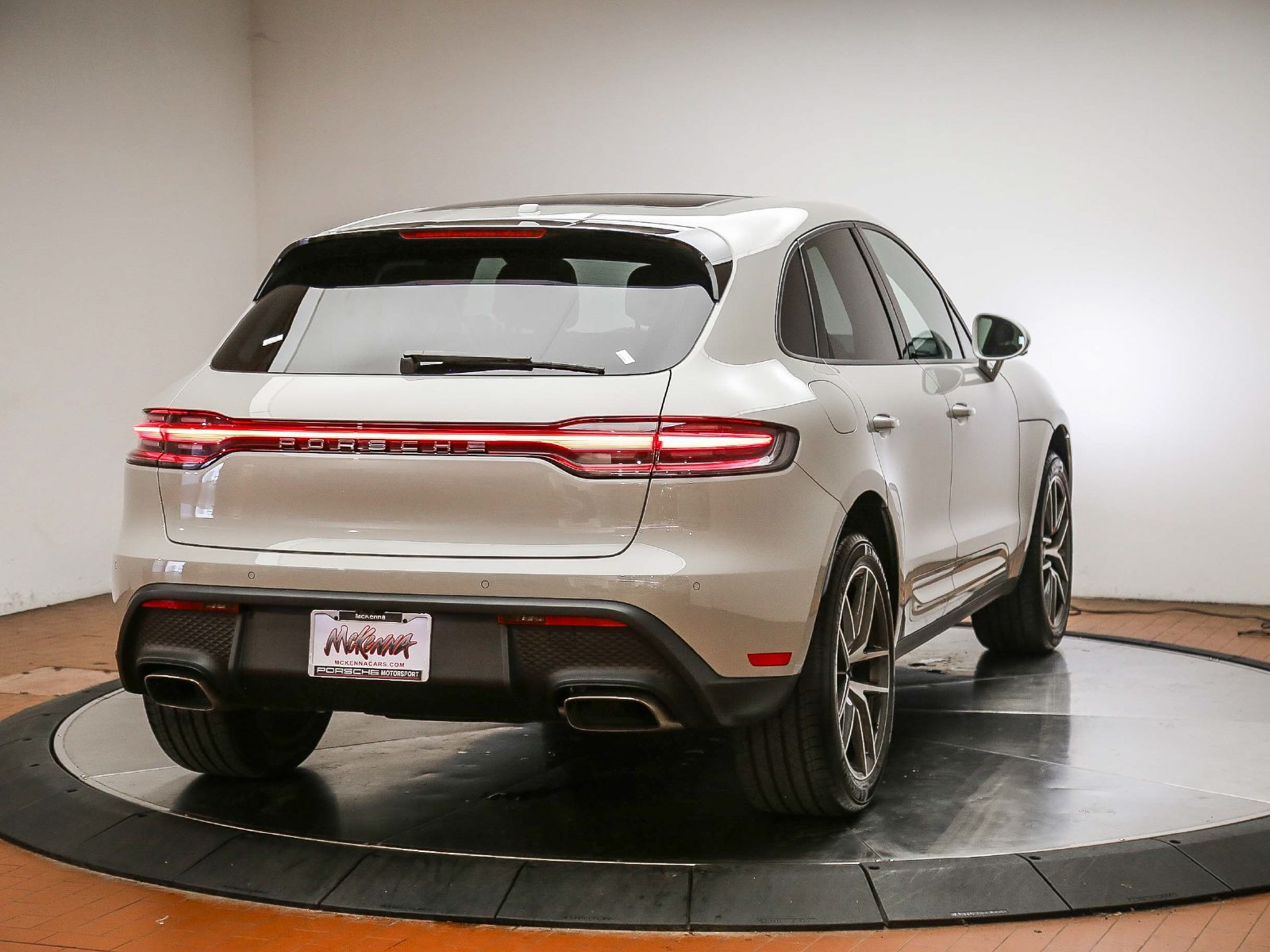 Certified 2026 Porsche Macan AWD/4WD image 8