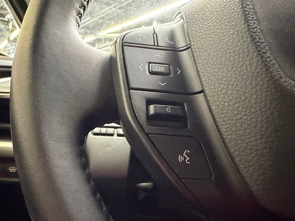 Used 2025 Toyota Prius LE FWD image 18