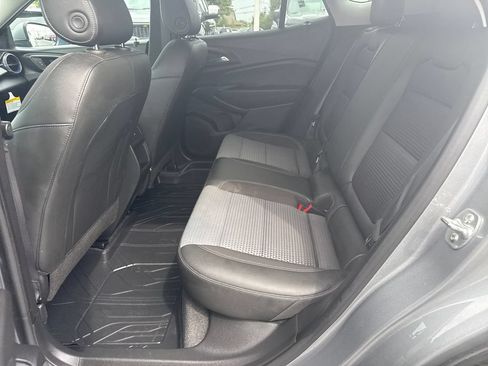 Used 2025 Chevrolet Trax LT FWD image 27