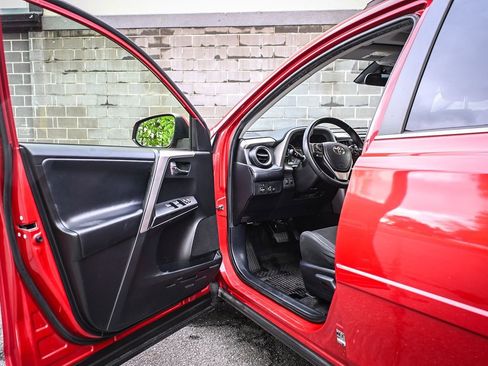 Used 2017 Toyota RAV4 XLE AWD/4WD image 7