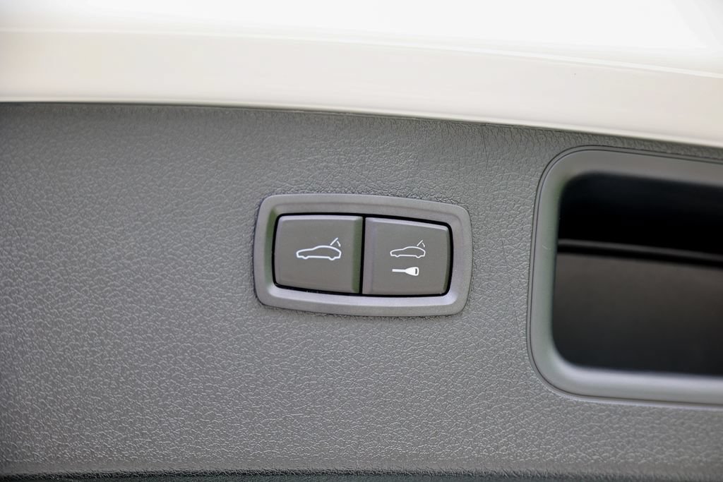 Certified 2026 Porsche Macan AWD/4WD image 39