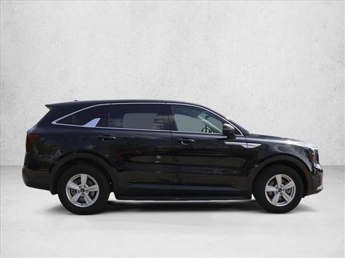 Used 2025 Kia Sorento LX FWD image 4