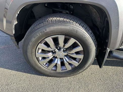 Used 2022 Toyota Tacoma Limited image 4