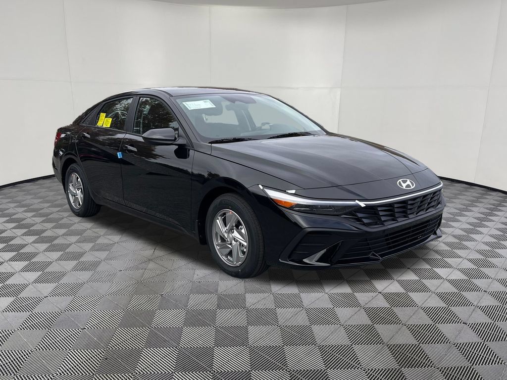 Certified 2026 Hyundai Elantra SE FWD image 4