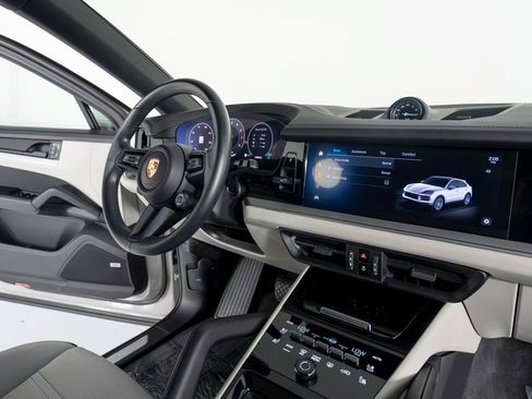Certified 2024 Porsche Cayenne Coupe AWD/4WD image 35