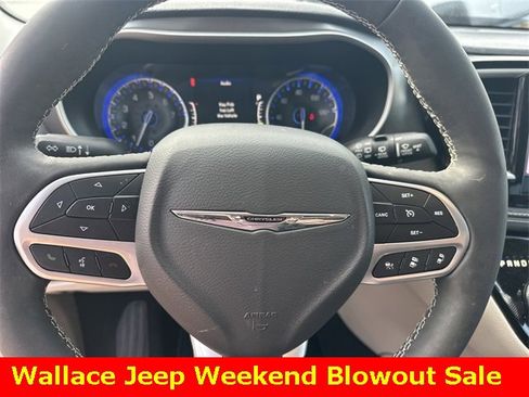 Used 2023 Chrysler Pacifica Touring-L image 20