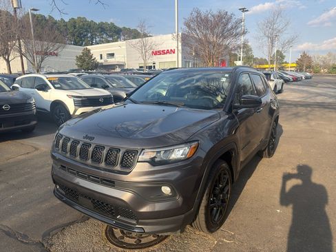 Used 2023 Jeep Compass Altitude image 3