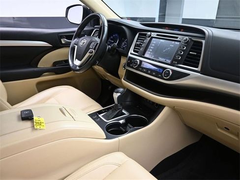 Used 2017 Toyota Highlander XLE image 39