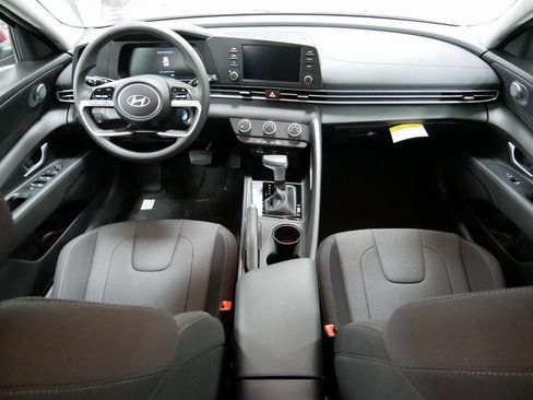 New 2025 Hyundai Elantra SE image 13