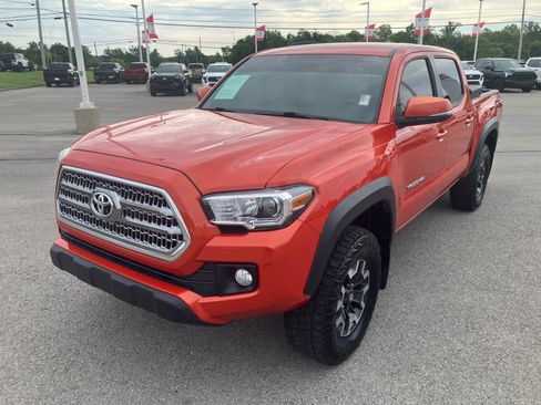 Used 2017 Toyota Tacoma TRD Off-Road w/ Tow Package AWD/4WD image 3
